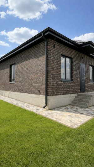 Современный дом с ухоженным участком