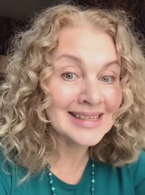 Упражнение с валиком от болей в позвоночнике и суставах