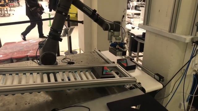 Специальность «Мехатроника», 1 курс. Задание №4. Запрограммировать действия робота Omron TM12