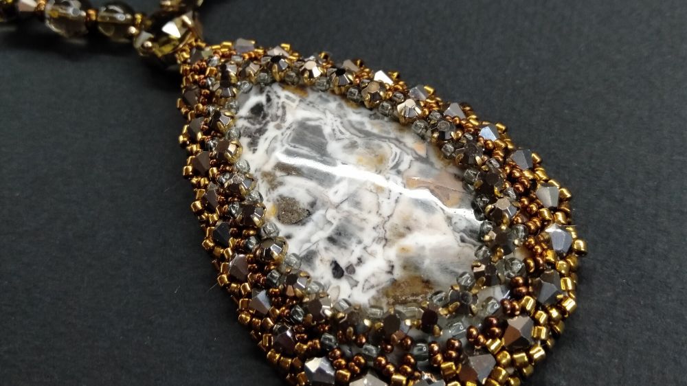 Кулон из пейзажного агата.