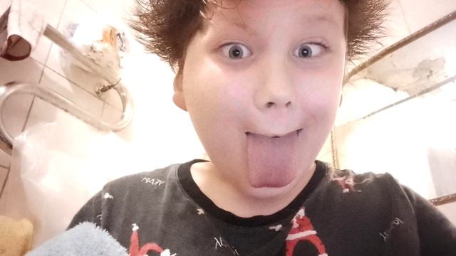 мальчик двигает головой