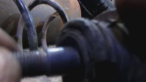 Против лома шаровая не устоит. Как снять шаровую опору на Калине.