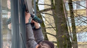 В Великом Новгороде меняют стекла в остановочных павильонах