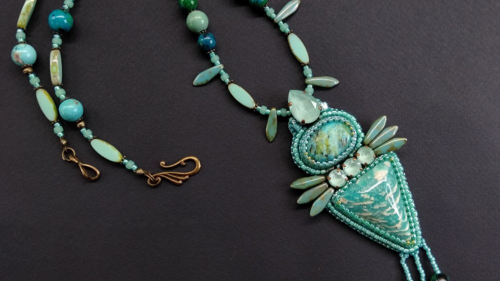 Фантазийный кулон из амазонита.