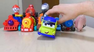 Различные паровозикиТомас и его друзья :машинки, уточка, вставляем батарейки. #дети #видеодлядетей