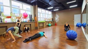 Ползать по полу и знакомиться с телом