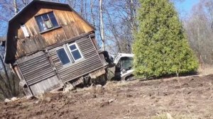Bobcat сносит дом