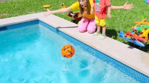 Крис и мама играют с кинетическим песком.