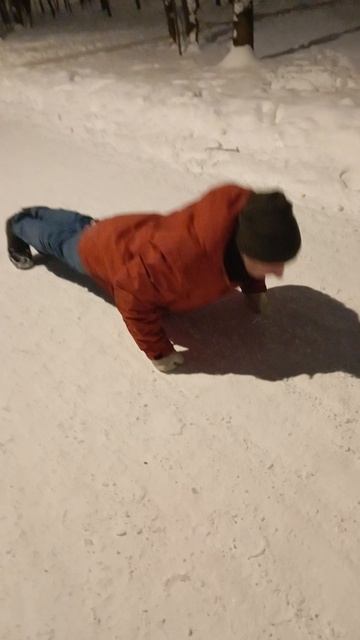 отжимания на снегу