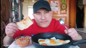 мукбанг/обжорыч/жареные яйца и фасоль в томатном соусе/