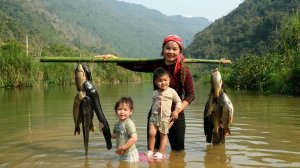 Ловим речную рыбу для продажи на рынке. Готовлю рыбу на гриле и кушаем вместе с детьми. Дуонг