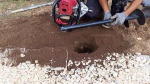 Бурю лунки мотобуром под столбы для заборов .