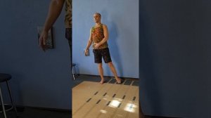 наклон в сторон на одной ноге