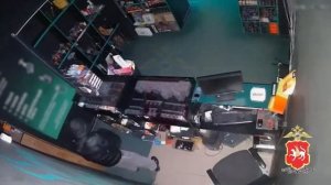 Подросток обокрал табачную лавку в Казани

16-летний юноша повредил окно, проник в магазин и украл т
