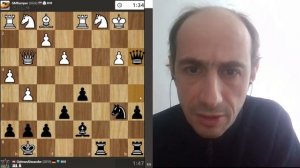 Пожертвовал ему 2 фигуры, а ему всё пофигу.. ничего не боится и прет на меня