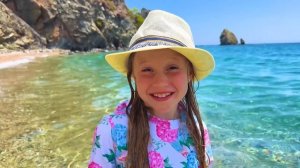 Настя учится заботится о своем щенке