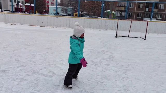 Элина учится кататься на коньках (март 2026г)