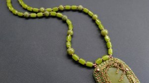 Кулон с нефритом.