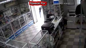 Девушка-продавец и случайный свидетель отбили парня, за что получили струю из перцового баллончика.