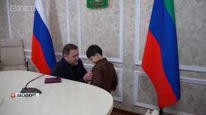 Семье погибшего участника СВО Мустафы Товсултанова передали медаль Суворова