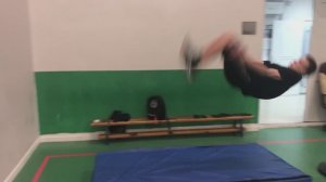 Делаем сальто вперед на тренировке 😏