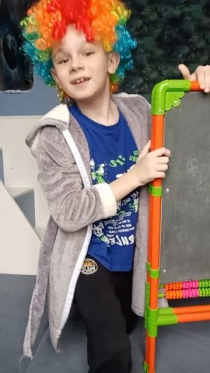 Учитель пьёт бутылку на физкуртуре