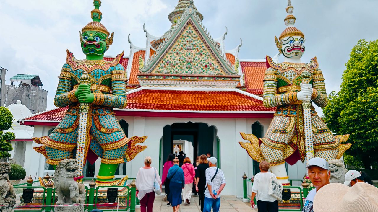 Привет, Бангкок! Путешествие в Храм Утренней зари. Кормили сомов. Хорошие и злые духи. Древо желаний