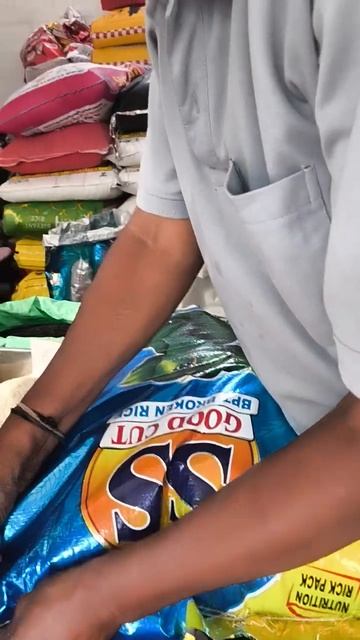 Южная Индия. Магазинчик риса и муки прямо на улице. Пакеты для риса и муки.