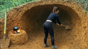 Построила подземное убежище. Живу в одиночестве в лесу. Бушкрафт