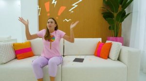 Крис и мама играют в басейне