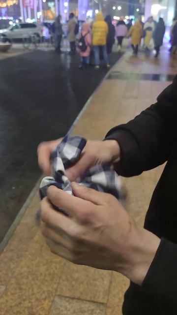 Уличная магия. Фокус с платком и спичкой.