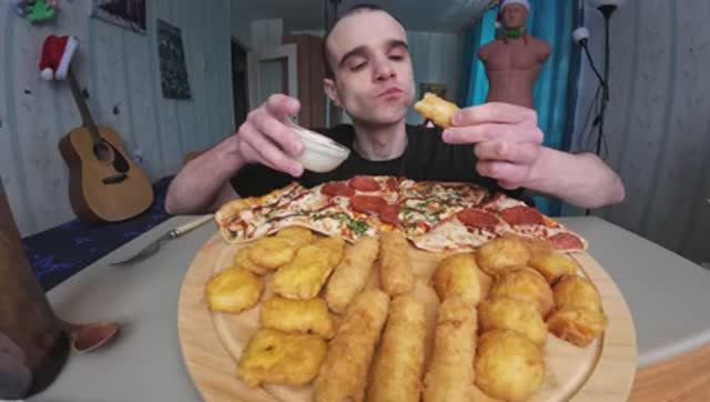 МУКБАНГ ПИЦЦА 2 ВИДА : ПЕППЕРОНИ И С КУРИЦЕЙ  КАРТОФЕЛЬ  НАГГЕТСЫ  СЫРНЫЕ ПАЛОЧКИ  ЕДА  АСМР