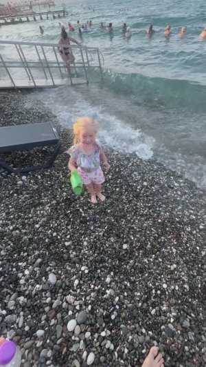 Ева с папой идут на море и посмотрели, как растут арбузы