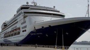 Более 150 россиян выгоняют на улицу с круизного корабля, который застрял в Катаре. Туристы не могут