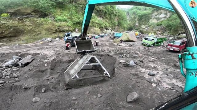 Строительство. экскаватор копает песок