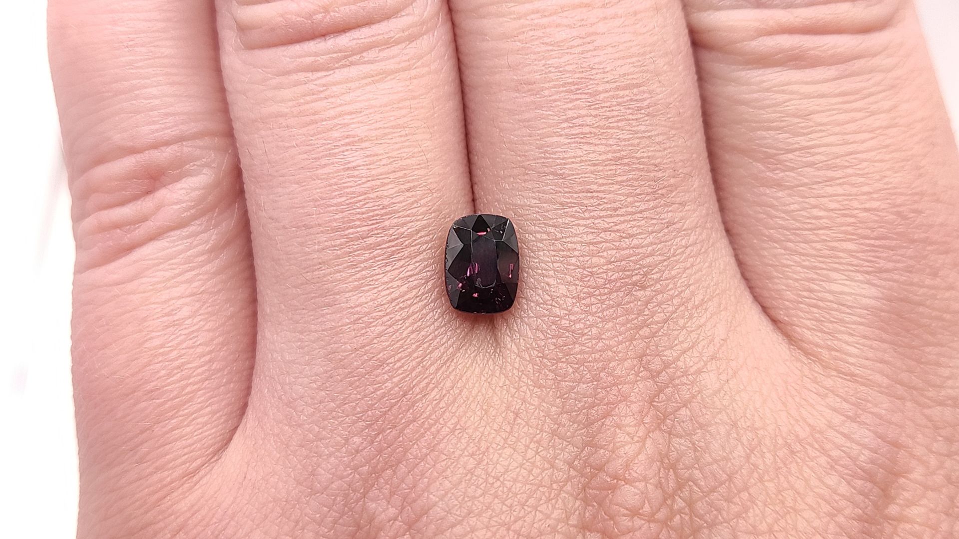 Шпинель фиолетовая, кушон 1.48 ct. Мьянма + гемм. заключение