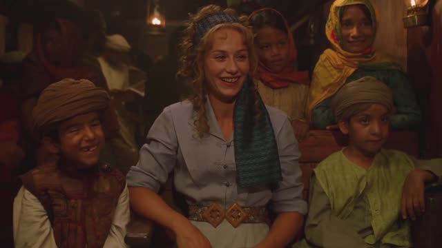 Вокруг света за 80 дней: Герои в поезде на пути в Агру