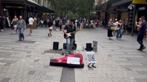 Уличный музыкант в Сиднее исполняет «Калифорнию»