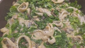 Кальмары с капустой кейл и грибочками, просто и вкусно