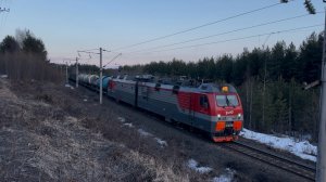 «Гуднул!» Электровоз «Ермак» 2ЭС5К-315 с грузовым поездом на перегоне, 2025 год