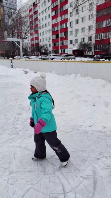 Элина учится кататься на коньках (март 2026г)