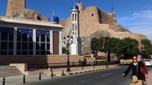 Мечеть с синими куполами под стенами форта!