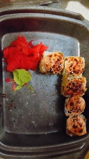 Басик ест роллы🍣
