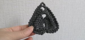 Треугольный листок крючком