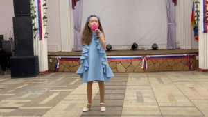 Девочка поет для мамы песню про цветы Незабудки. Милая песня от дочки для мамы