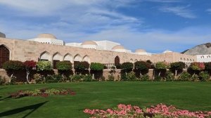 Зелёные газоны и клумбы ввиде звёзд!