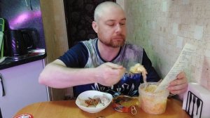 Мукбанг. Перловка с хреновинрй и куриной грудкой. Килька в томате и консервированная кукуруза.