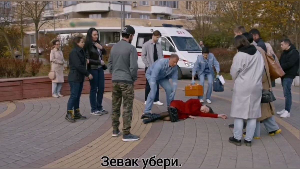 Сериал «Скорая помощь». Девушка упала, без сознания лежит