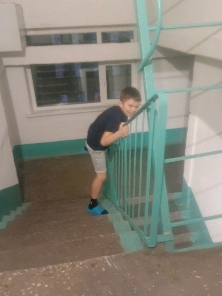 Миша решил упасть