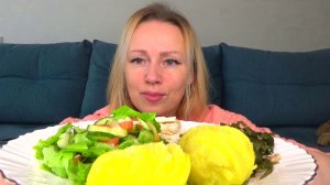 Мукбанг завтрак картошка в мундире, морская капуста с кальмарами, салат овощной. Еда  вкуснота.